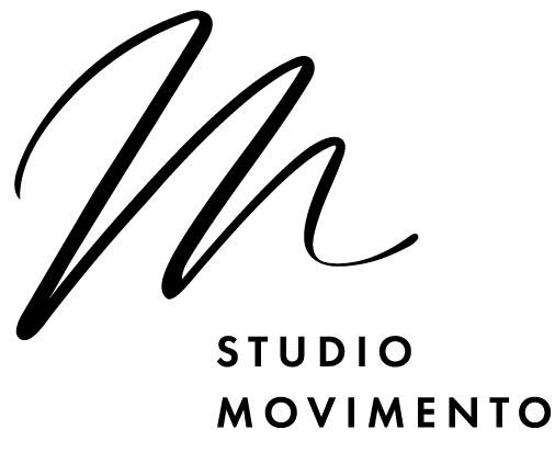 Logo noir avec un grand M et l’écriture "Studio Movimento" écrit en rond sur le côté droit